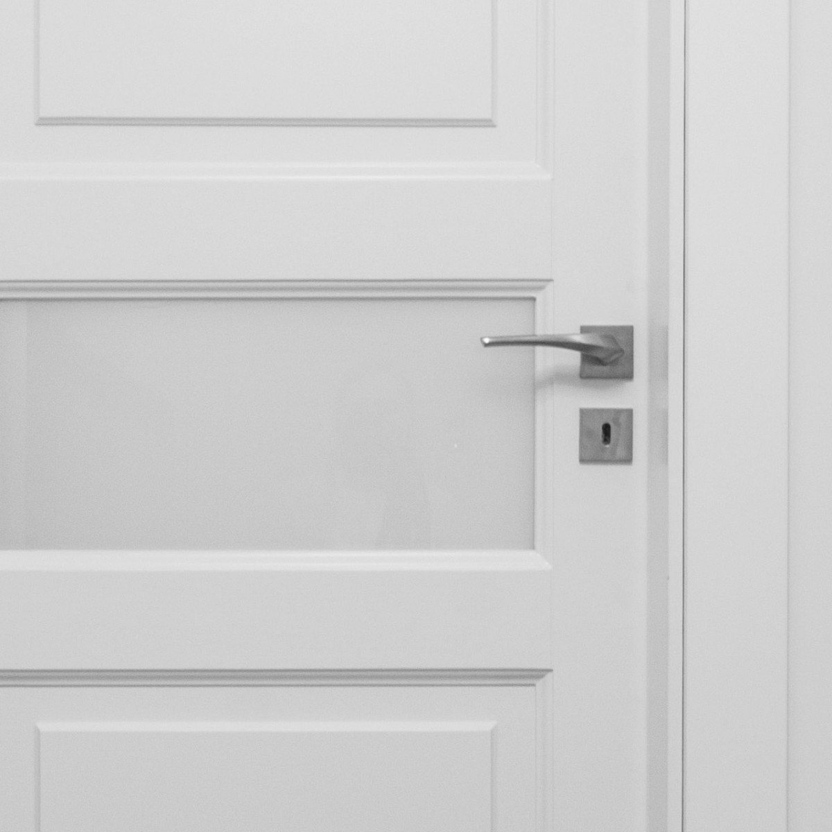 drzwi drewniane z szybą